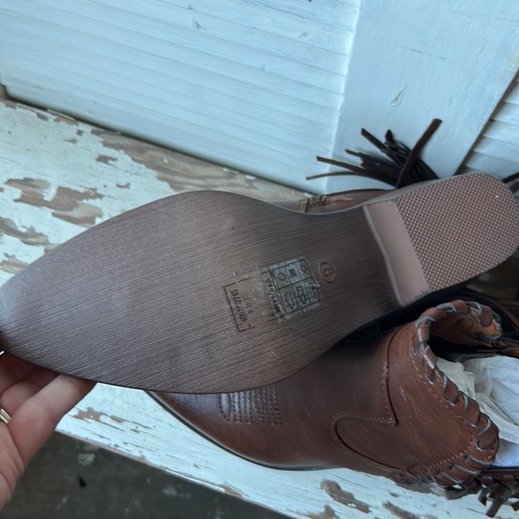 Brown booties with fringe from my Boutique - Picture 3 of 4